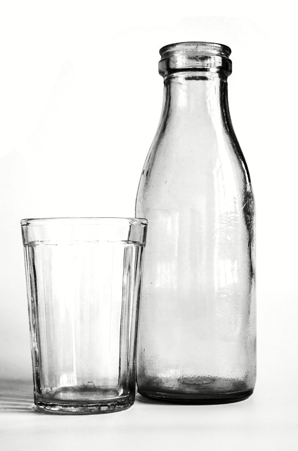Стаканы бутылочки. Стеклянная бутылка. Стеклянная бутылка на белом фоне. Стеклянная бутылка для молока. Бутылка черно белая.